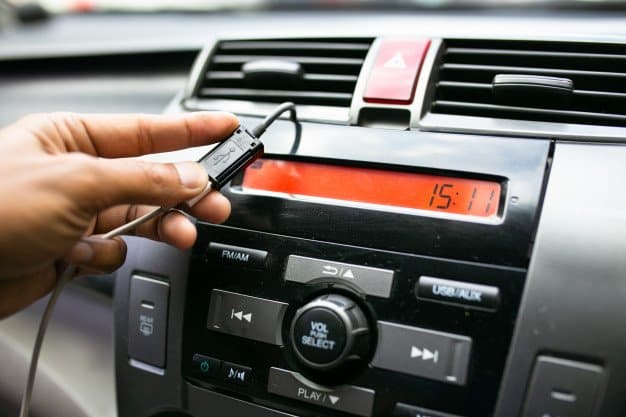 Hvordan lytte til musikk fra en USB i bilen